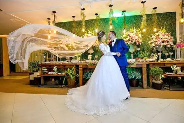 Noiva e Noivo e a Decoraçãdo do Cerimonial Allegro